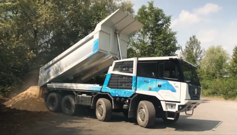 Tatra показала в работе свой первый электрический грузовик (ВИДЕО)