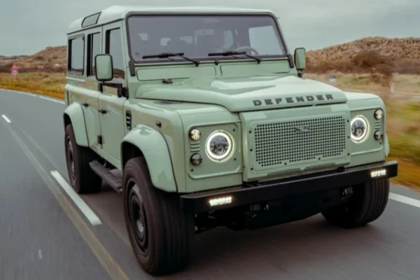 Класичний Land Rover Defender знову випускають: за позашляховик просять понад $500 000