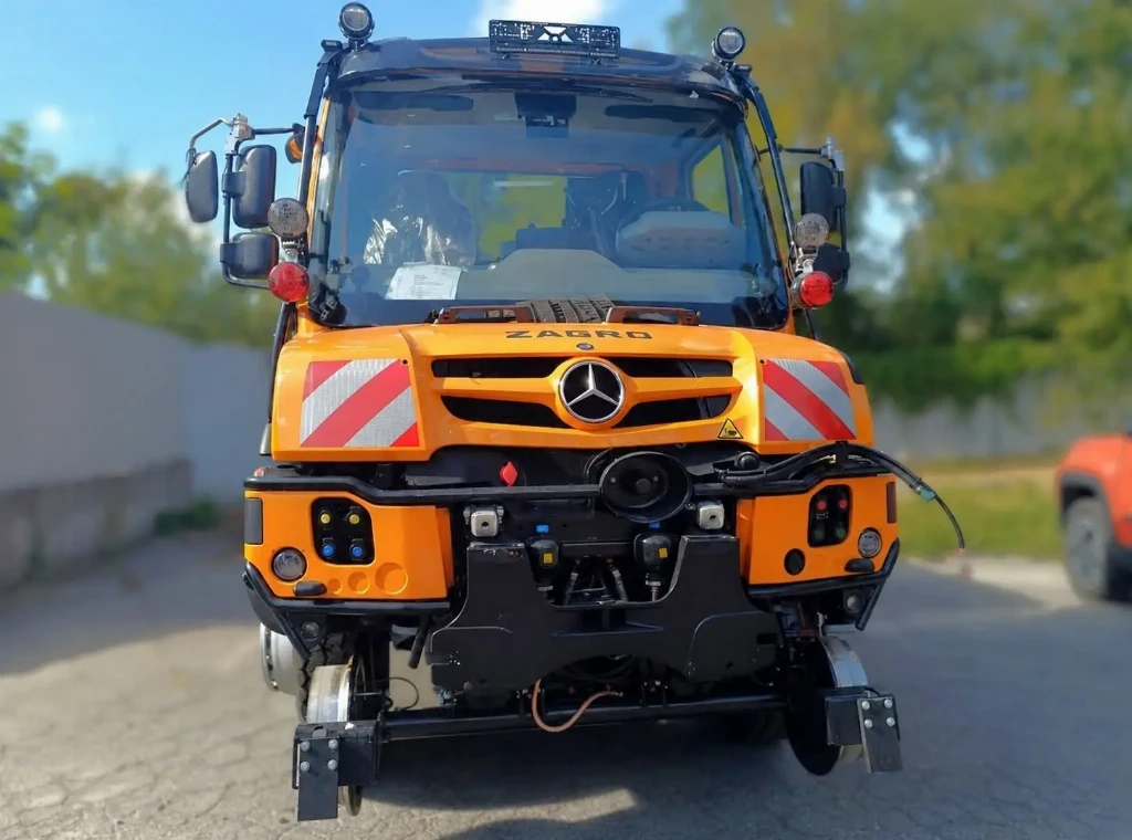 Киев получил Mercedes-Benz Unimog для езды по железнодорожным путям