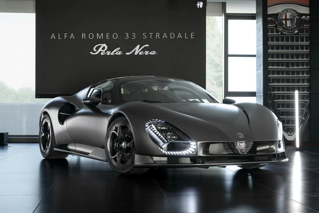 Alfa Romeo представила уникальный суперкар 33 Stradale Perla Nera