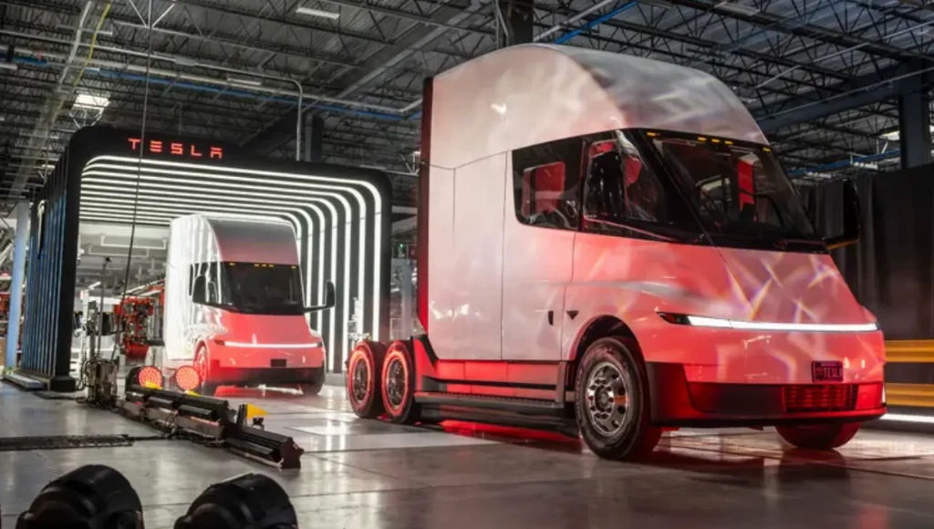 Презентовані перші серійні тягачі Tesla Semi (ВІДЕО)