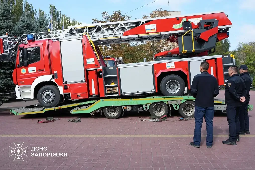 Запорожские спасатели получили новую пожарную автолестницу от партнеров из Германии