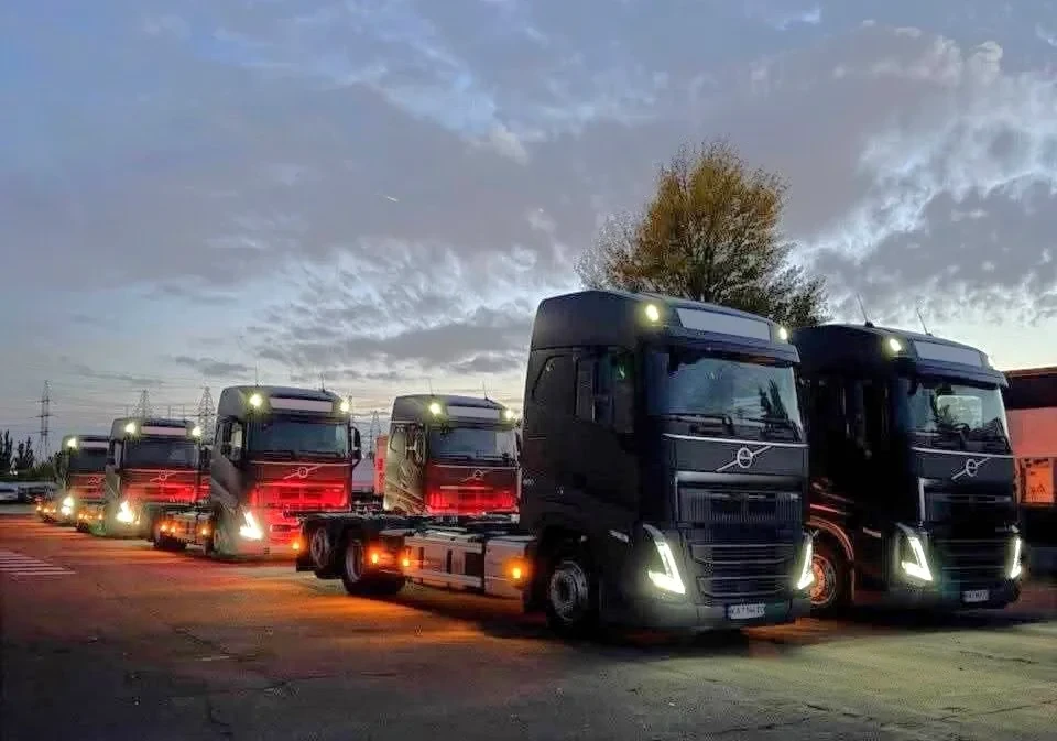 Український поштовий оператор поповнив автопарк новими вантажівками Vovo FH